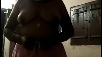 比哈尔邦的已婚女人在手机上拍摄裸体照片