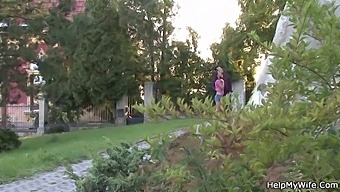 妻子为了经济利益与另一个男人交换性爱