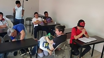 Revelando La Creación De Una Escena Porno Colegiala: La Experiencia De Una Teen De La Vida Real