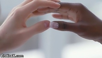 Trío Interracial Con Una Belleza Ébano Tatuada Y Una Pareja Curiosa