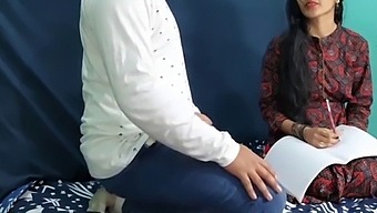 Adolescente Afroamericana Recibe Una Lección De Placer De Su Profesor