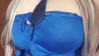 Egy Rabszolga Nyilvános Megaláztatást És Anális Játékot Él Át Egy Kis Játékkal