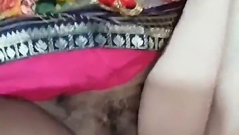 Indiai Vidéki Háziasszony Élvezi A Szabadtéri Vizelést Erotikus Élvezet Céljából.