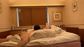 สาวญี่ปุ่นในชุดยูกาตะ: กระตุ้นและเปียก
