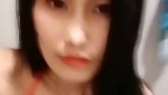 泰国成人电影女演员穿着高跟鞋和紫色玩具