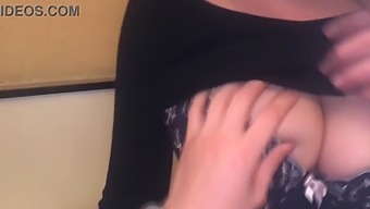 胸部丰满的少女接受日本女孩的乳房刺激
