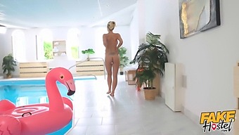 Milf Nathaly Cherie Kemény Anális Szexet Folytat Egy Jó Adottságokkal Rendelkező Partnerrel A Medence Mellett, Hamis Hostelben