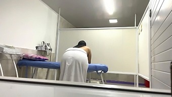 超重病人在医疗诊所被麻醉并拍摄