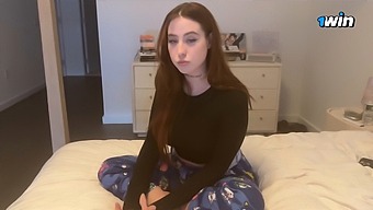 Kuumalle Punapää Stepsis Saa Kermainen Herkku Ennen Oppituntia Tässä Pov-Videossa.